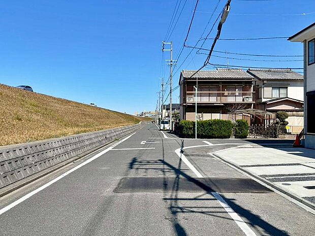 【前面道路含む現地写真】前面道路は、道路幅も広く、駐車もゆとりをもって行える環境になっています。お車の出し入れが苦手なママや小さなお子様にも安心ですね。舗装もされていて、ベビーカーや自転車で通っても快適に通行できます。