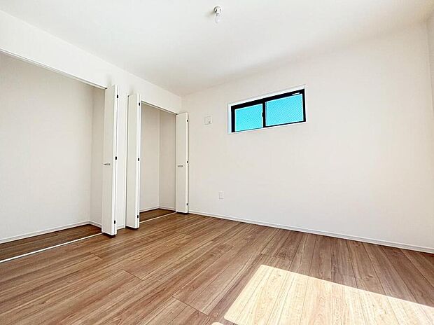 【リビング以外の居室】１号棟
各居室に収納を設けました！
お洋服をたくさんお持ちの方でもたっぷり収納でき、お部屋を最大限広くご活用いただけます♪