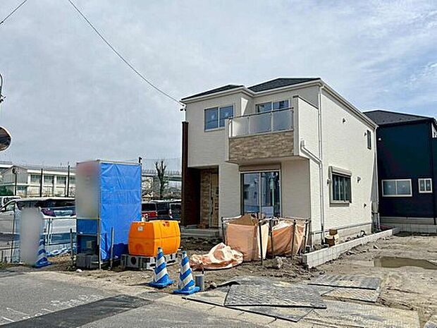【現地外観写真】全３邸☆１号棟
建築中のためモデルハウスで構造説明会を開催しております☆設備や構造などご説明いたします！お気軽に０１２０-８８８-９８３までお問い合わせください♪