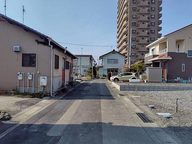 【前面道路含む現地写真】前面道路は閑静な住宅地をはしる車通りの少ない道路。お車の出し入れが苦手なママや小さなお子様にも安心ですね。しっかり舗装もされているので、ベビーカーや自転車で通っても快適に通行できます。