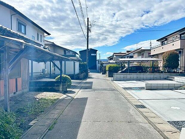 【前面道路含む現地写真】前面道路は、道路幅も広く、駐車もゆとりをもって行える環境になっています。お車の出し入れが苦手なママや小さなお子様にも安心ですね。舗装もされていて、ベビーカーや自転車で通っても快適に通行できます。