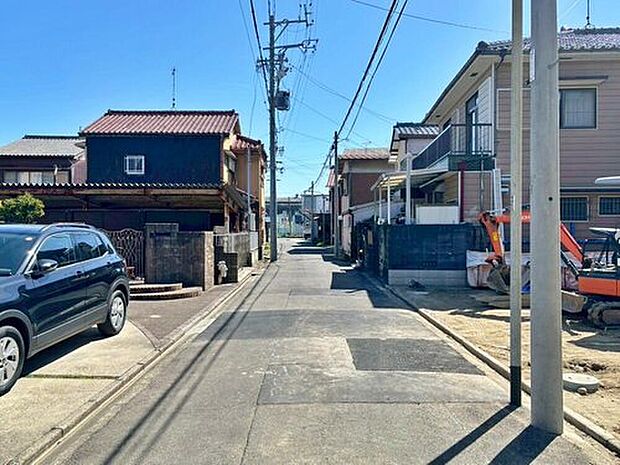 【前面道路含む現地写真】前面道路は、道路幅も広く、駐車もゆとりをもって行える環境になっています。お車の出し入れが苦手なママや小さなお子様にも安心ですね。舗装もされていて、ベビーカーや自転車で通っても快適に通行できます。