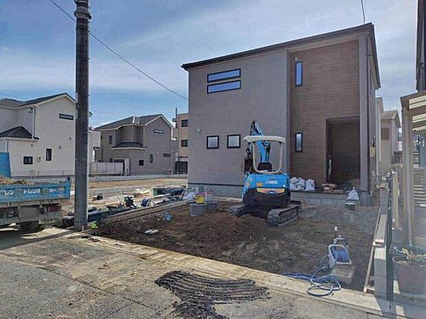 【現地外観写真】1号棟
完成に向けて現在建築工事中です☆土日・平日を問わず毎日モデルハウスにて物件説明会を開催中☆お気軽にお問い合わせ下さい☆
