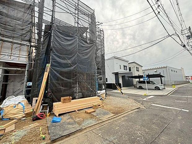 【現地外観写真】１号棟
現在建築工事中！前面道路は交通量の少ない道路です。ゆとりがあり、駐車時もゆっくりと落ち着いて行える立地環境になっています♪　