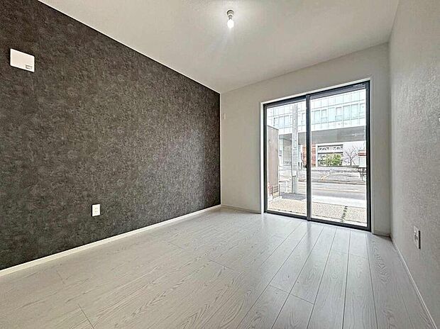 【リビング以外の居室】大きな窓から入る通風・採光で、心地よい光と風があふれています。 新築戸建でなければ体感できないひとときをご体感頂ける筈です。