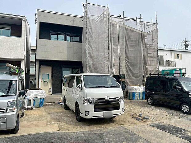 【現地外観写真】左2号棟・右3号棟
現在、建築工事が進んでいる現地にて、モデルハウスを活用した「構造見学会」を実施中です!お気軽にお問い合わせ下さい☆