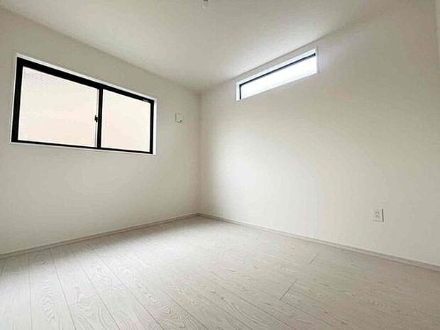 【リビング以外の居室】広々とした居住空間は日々の暮らしを彩り、心のやすらぎと満足感を与えてくれます。通風と採光を考慮した設計は子供たちはのびのび育ち、家族でくつろぎと団らんを生み出します。