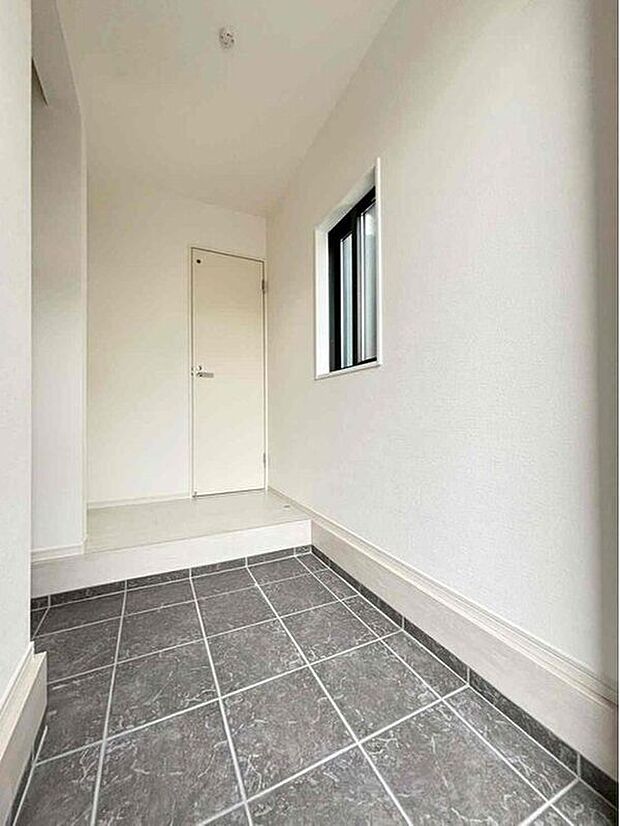 【玄関】明るくて清潔感溢れる玄関。便利な姿見鏡&下駄箱(可動棚)収納付きです♪
散らかりがちな玄関もすっきりと片付きます。