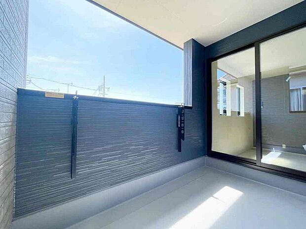 【2号棟バルコニー】２部屋から出入り可能なワイドバルコニー♪家族分の洗濯物もしっかり干せます。日当たりも良く、毎日のお洗濯が楽しくなりそう♪