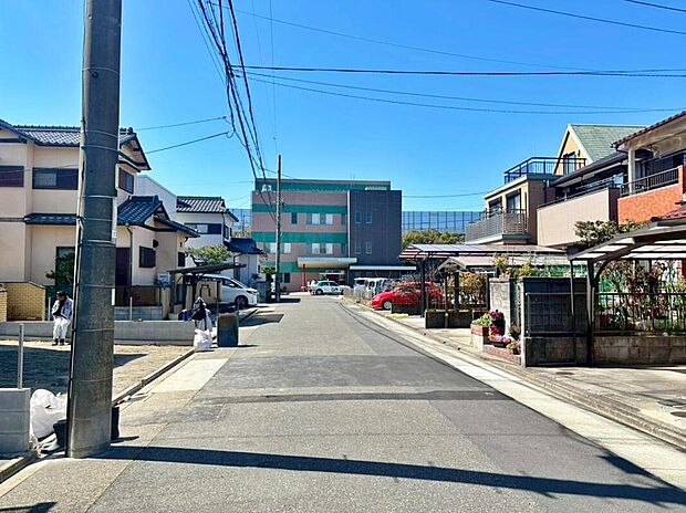 【前面道路含む現地写真】前面道路は、道路幅も広く、駐車もゆとりをもって行える環境になっています。お車の出し入れが苦手なママや小さなお子様にも安心ですね。舗装もされていて、ベビーカーや自転車で通っても快適に通行できます。