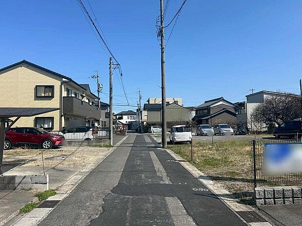 【前面道路含む現地写真】前面道路は交通量の少ない道路です。ゆとりがあり、駐車時もゆっくりと落ち着いて行える立地環境になっています♪
