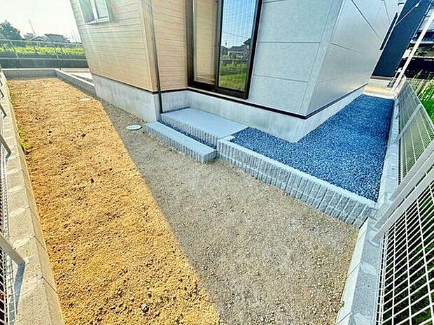 【庭】【2号棟】
住みながらお庭を持つ。そんな贅沢が実現する戸建。日当たりも良く、家庭菜園や植栽を育てるのに適したお庭はこれからの生活に緑という癒しを与えてくれます。