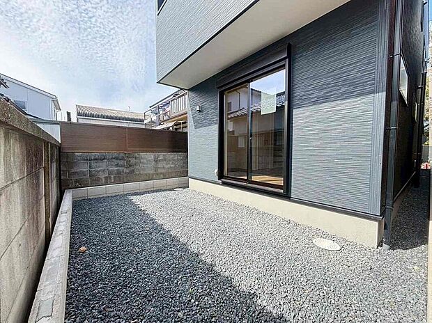 【庭】お庭がございます♪
小さなお子様の遊び場や、ガーデニング・家庭菜園、BBQなどお好みにお楽しみいただけます♪