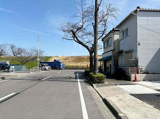 【前面道路含む現地写真】前面道路は交通量の少ない道路です。ゆとりがあり、駐車時もゆっくりと落ち着いて行える立地環境になっています♪　　　