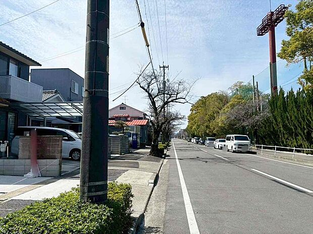【前面道路含む現地写真】前面道路は、道路幅も広く、駐車もゆとりをもって行える環境になっています。お車の出し入れが苦手なママや小さなお子様にも安心ですね。舗装もされていて、ベビーカーや自転車で通っても快適に通行できます。
