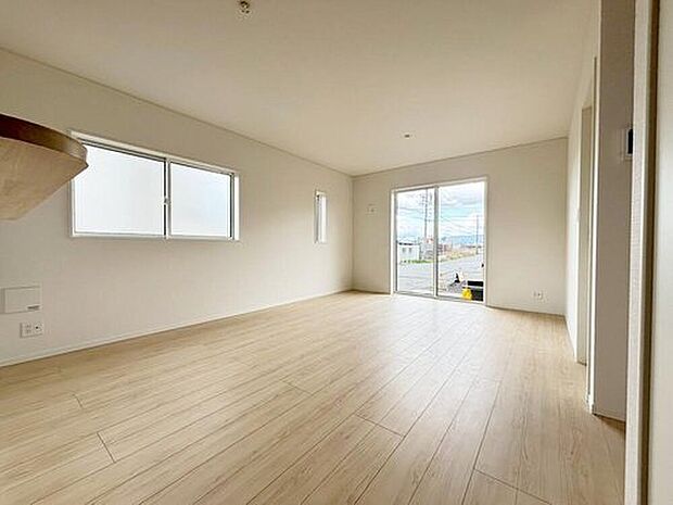 【リビング】大切なご家族が集まるからこそＬＤＫはこだわりたい！休日はおひさまの光をたっぷりと取りこめるリビングでゆったりと過ごしませんか？子供たちが元気に笑いながら走り回っても十分な広さの空間です。