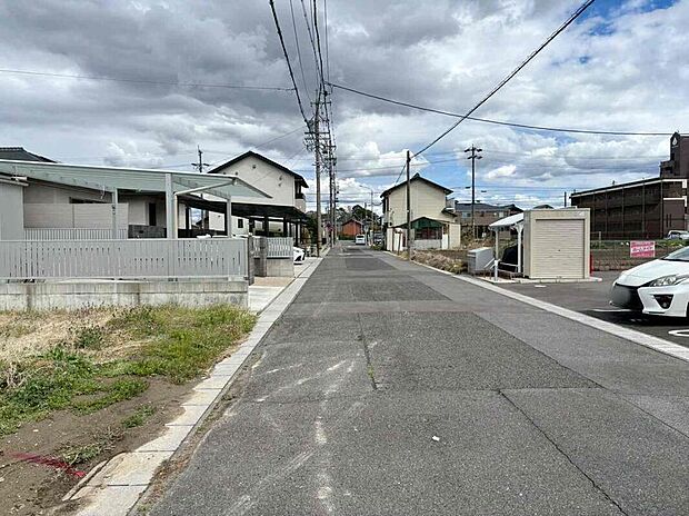 【前面道路含む現地写真】前面道路は車通りの少ない道路。お車の出し入れが苦手なママや小さなお子様にも安心ですね。しっかり舗装もされているので、ベビーカーや自転車で通っても快適に通行できます。
