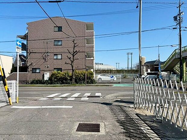【前面道路含む現地写真】前面道路は、道路幅も広く、駐車もゆとりをもって行える環境になっています。