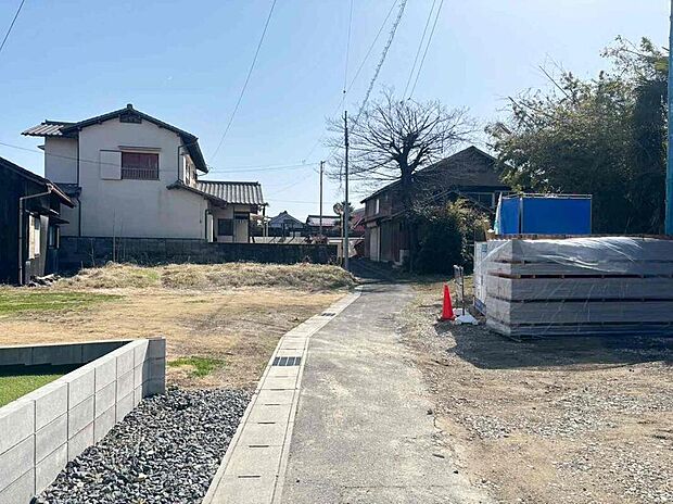 【前面道路含む現地写真】前面道路は、道路幅も広く、駐車もゆとりをもって行える環境になっています。お車の出し入れが苦手なママや小さなお子様にも安心ですね。舗装もされていて、ベビーカーや自転車で通っても快適に通行できます。