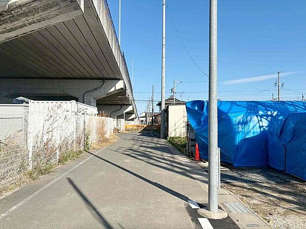 【前面道路含む現地写真】前面道路は閑静な住宅地をはしる車通りの少ない道路。お車の出し入れが苦手なママや小さなお子様にも安心ですね。しっかり舗装もされているので、ベビーカーや自転車で通っても快適に通行できます。
