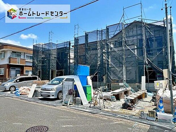 【現地外観写真】全３邸☆
並列２台駐車可能♪
完成に向けて現在建築工事中です☆住宅の構造や設備仕様・完成イメージなどの資料もお送りいたします♪お気軽にお問い合わせ下さい☆