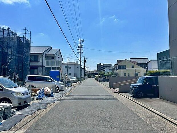 【前面道路含む現地写真】前面道路は交通量の少ない道路です。ゆとりがあり、駐車時もゆっくりと落ち着いて行える立地環境になっています♪　　　