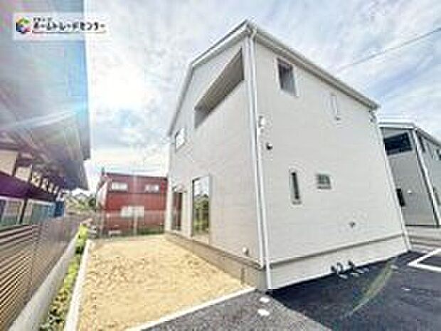 【現地外観写真】一戸建てのメリットは、「自分の土地」を自由に使えること。好きなペットが飼えるほか、ガーデニングやＤＩＹ、車やバイクの手入れなど様々な趣味を楽しめます♪
