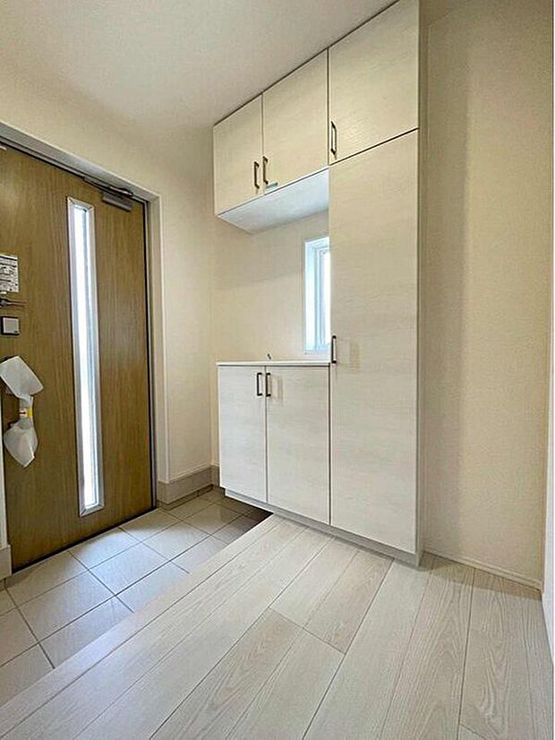 【玄関】３号棟
玄関廻りは何かと、モノが増えてしまうものです！土間収納があることで、いつでもスッキリとした玄関でお迎えできます♪