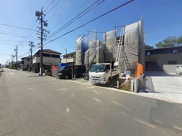 【前面道路含む現地写真】前面道路は閑静な住宅地をはしる車通りの少ない道路。お車の出し入れが苦手なママや小さなお子様にも安心ですね。しっかり舗装もされているので、ベビーカーや自転車で通っても快適に通行できます。