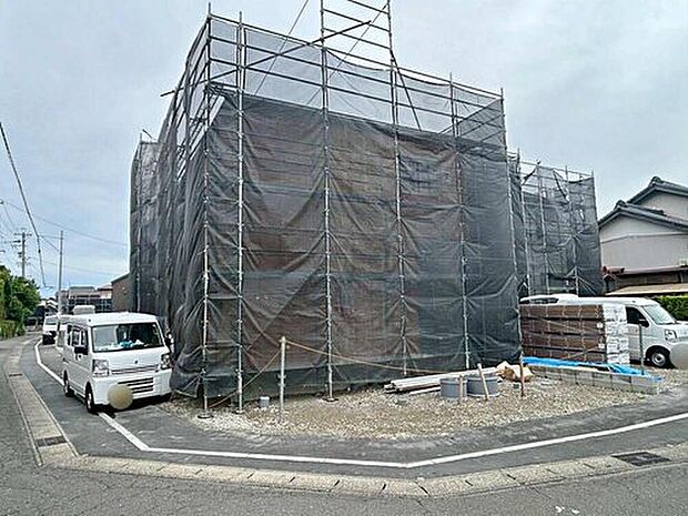 【現地外観写真】全３棟☆２号棟
この場所から、理想の暮らしが始まります♪
のびのび暮らせる、家族にやさしい住環境◎！