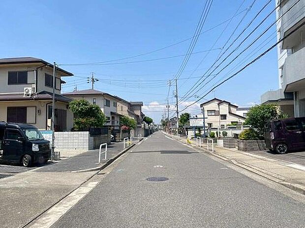 【前面道路含む現地写真】前面道路は交通量の少ない道路です。ゆとりがあり、駐車時もゆっくりと落ち着いて行える立地環境になっています♪