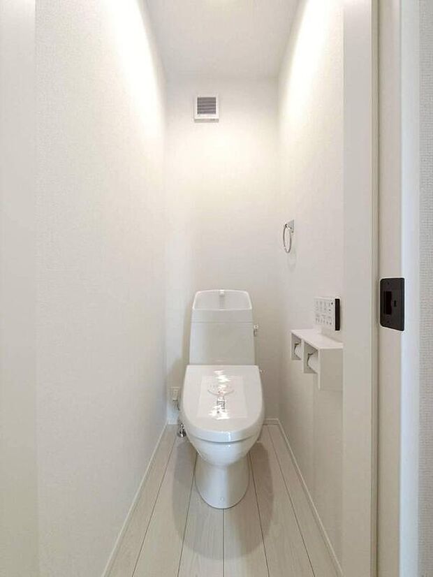 【トイレ】施工例
1階2階ともにトイレが備わっているので、毎朝のトイレ渋滞が緩和できます。ご家族皆様が各々のタイミングでトイレを使いやすくなりますね♪