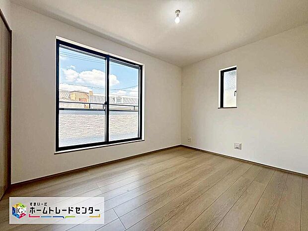 【リビング以外の居室】採光良好な明るい室内。木の温もりがやさしいフローリングは安らぎをもたらすプライベート空間になっています!