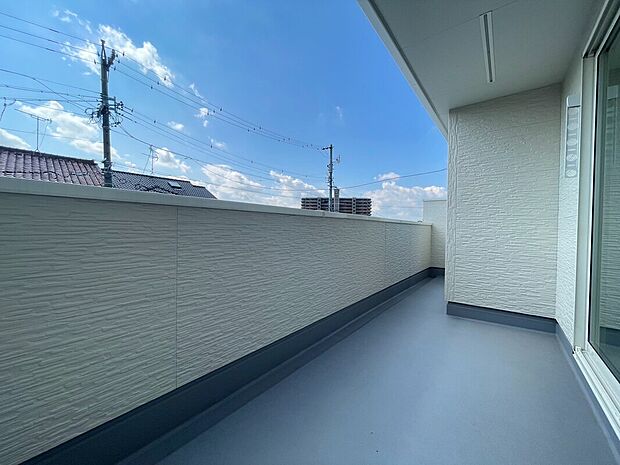 【バルコニー】２号棟☆陽当りの良いバルコニーは、一度にたくさんのお洗濯物が干せるのが魅力！バルコニーは洗濯物を干すだけの場所じゃなく、家族のゆとりのある時間を演出するプライベート空間。
