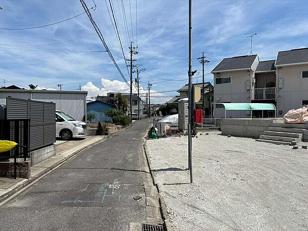 【前面道路含む現地写真】前面道路は、道路幅も広く、駐車もゆとりをもって行える環境になっています。お車の出し入れが苦手なママや小さなお子様にも安心ですね。舗装もされていて、ベビーカーや自転車で通っても快適に通行できます。