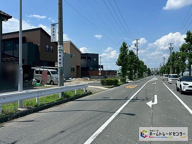 【前面道路含む現地写真】前面道路は、道路幅も広く、駐車もゆとりをもって行える環境になっています。お車の出し入れが苦手なママや小さなお子様にも安心ですね。舗装もされていて、ベビーカーや自転車で通っても快適に通行できます。