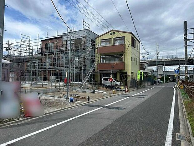 【前面道路含む現地写真】前面道路は交通量の少ない道路です。ゆとりがあり、駐車時もゆっくりと落ち着いて行える立地環境になっています♪　　　　　　　