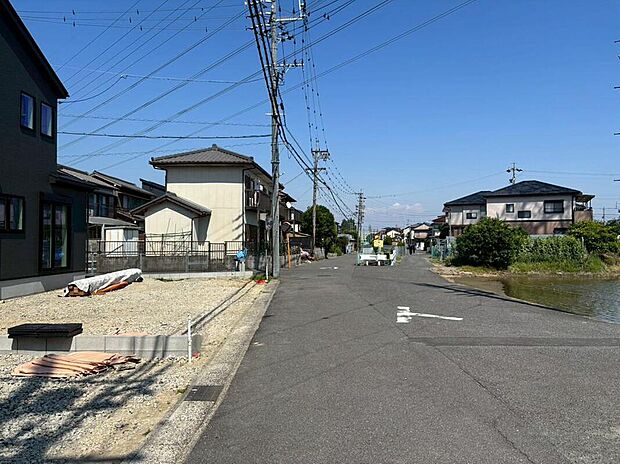 【前面道路含む現地写真】前面道路は、駐車もゆとりをもって行える環境になっています。お車の出し入れが苦手なママや小さなお子様にも安心ですね。舗装もされていて、ベビーカーや自転車で通っても快適に通行できます。