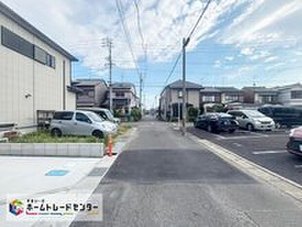 【前面道路含む現地写真】前面道路は、道路幅も広く、駐車もゆとりをもって行える環境になっています。お車の出し入れが苦手なママや小さなお子様にも安心ですね。舗装もされていて、ベビーカーや自転車で通っても快適に通行できます。