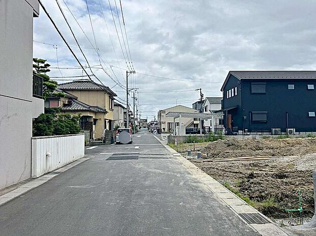 【前面道路含む現地写真】お車の出し入れが苦手なママや小さなお子様にも安心ですね。しっかり舗装もされているので、ベビーカーや自転車で通っても快適に通行できます。