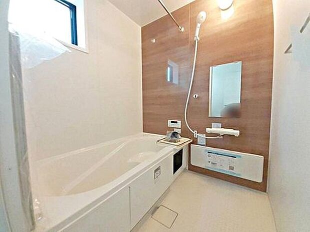 【浴室】【4号棟】
毎日の疲れをいやす浴室は1坪タイプです。足を伸ばしてゆっくりとくつろげます。浴室暖房乾燥機も標準装備です♪