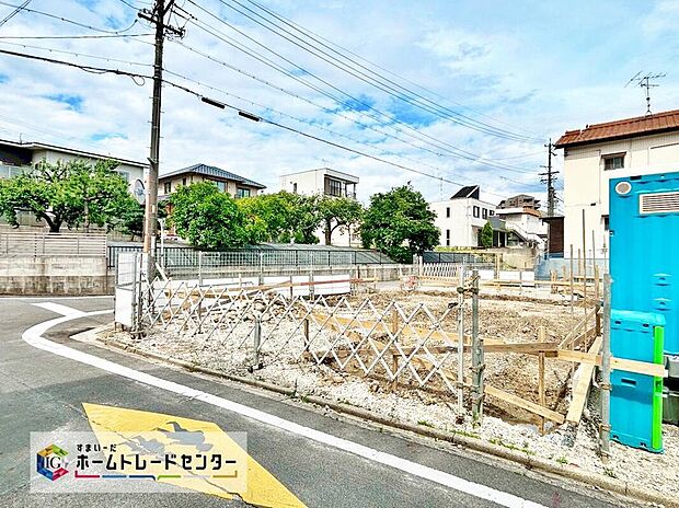 【現地外観写真】これから徐々に家の骨組みが出来上がっていきます。どんな家が建つのか楽しみですね♪
お問い合わせはお気軽に、ホームトレードセンター株式会社まで！