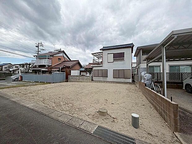 【現地外観写真】一戸建てのメリットは、「自分の土地」を自由に使えること。好きなペットが飼えるほか、ガーデニングやDIY、車やバイクの手入れなど様々な趣味を楽しめます♪