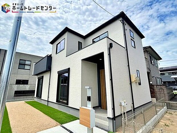 【現地外観写真】全2邸☆2号棟
各棟、4台駐車可能♪
建物完成しているため、ご内覧いただけます。デザイン・目に見える設備面も大切ですが、耐震構造で地震に強い家の為、次代へ繋ぐ強固な住宅です。