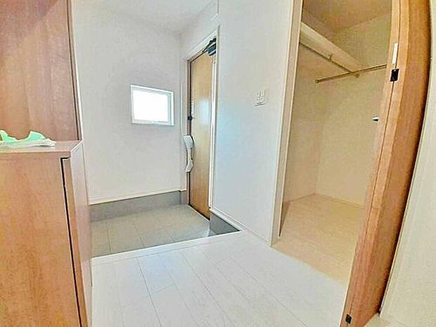 【玄関】玄関にはたっぷり収納の下駄箱を完備。窓付きの玄関でパッと明るく♪ファミリークロークもあり、いつでもすっきりと玄関周りが片付きます。