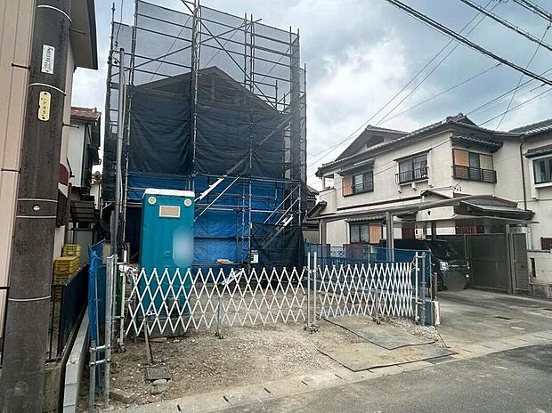 【現地外観写真】一戸建てのメリットは、「自分の土地」を自由に使えること。好きなペットが飼えるほか、ガーデニングやDIY、車やバイクの手入れなど様々な趣味を楽しめます♪