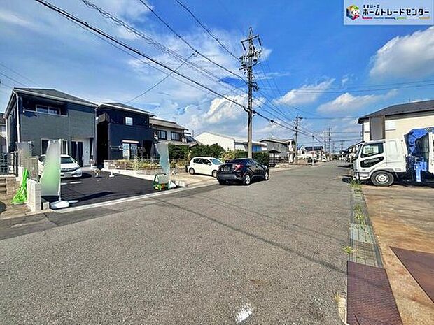 【前面道路含む現地写真】前面道路は約7.5mとゆとりある道路です。車のすれ違いや駐車も余裕をもってできます♪是非、周辺環境と併せて、実際に現地をご確認ください♪