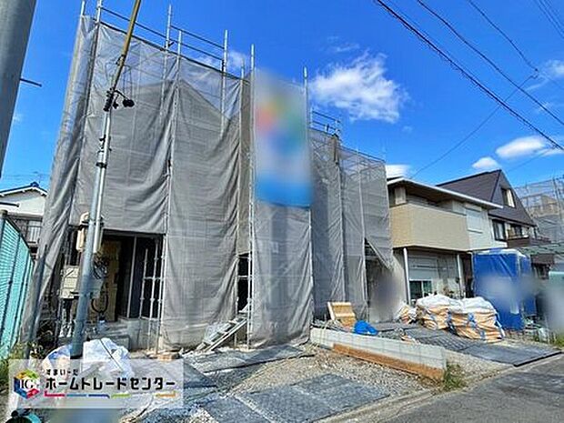 【前面道路含む現地写真】一戸建てのメリットは、「自分の土地」を自由に使えること。好きなペットが飼えるほか、ガーデニングやＤＩＹ、車やバイクの手入れなど様々な趣味を楽しめます♪