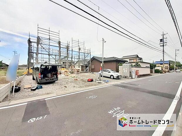 【前面道路含む現地写真】前面道路は、道路幅も広く、駐車もゆとりをもって行える環境になっています。お車の出し入れが苦手なママや小さなお子様にも安心ですね。舗装もされていて、ベビーカーや自転車で通っても快適に通行できま