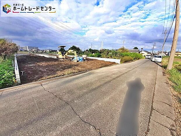 【前面道路含む現地写真】前面道路は、車通りが少ないので駐車もゆとりをもって行える環境になっています。お車の出し入れが苦手なママや小さなお子様にも安心ですね。